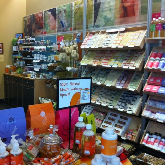รูปภาพถ่ายที่ Mayfair Shopping Centre โดย Katharine H. เมื่อ 5/19/2012