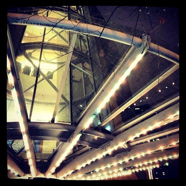 รูปภาพถ่ายที่ The Centre in Vancouver for Performing Arts โดย Miso H. เมื่อ 2/19/2012