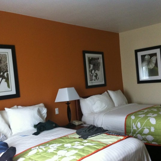 Foto tirada no(a) Fairfield Inn &amp; Suites San Francisco San Carlos por Gladys R. em 4/11/2012