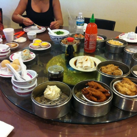 Foto scattata a South Garden Chinese Restaurant da Ladda A. il 3/18/2012