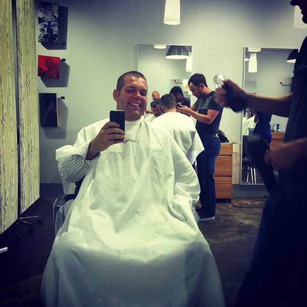 8/10/2012 tarihinde Tyler L.ziyaretçi tarafından Crimpers Hair Salon'de çekilen fotoğraf