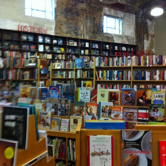Photo taken at Weller Book Works by Theorris B. on 5/14/2012