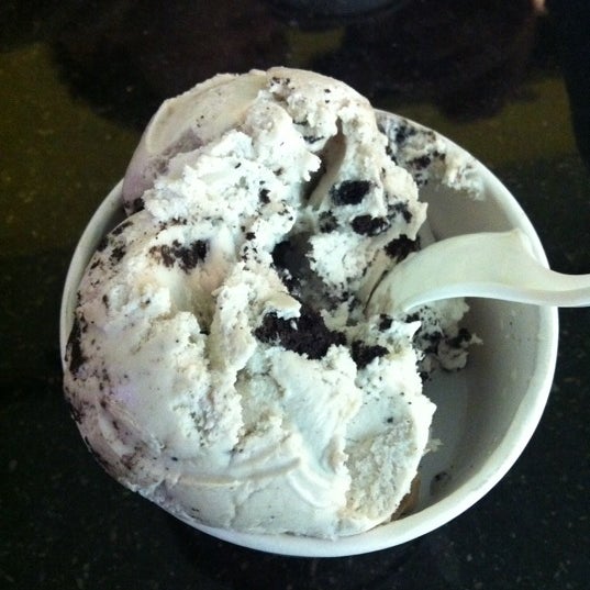 3/10/2012 tarihinde Tiffany B.ziyaretçi tarafından Larry&#39;s Homemade Ice Cream'de çekilen fotoğraf