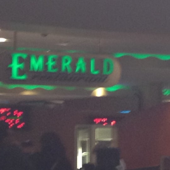 รูปภาพถ่ายที่ Emerald Restaurant โดย Braheem K. เมื่อ 7/1/2012
