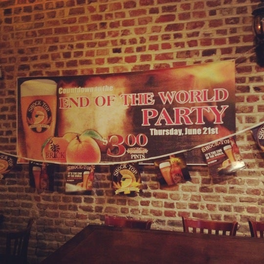 6/22/2012 tarihinde Allie F.ziyaretçi tarafından The Brick: Charleston&#39;s Favorite Tavern'de çekilen fotoğraf