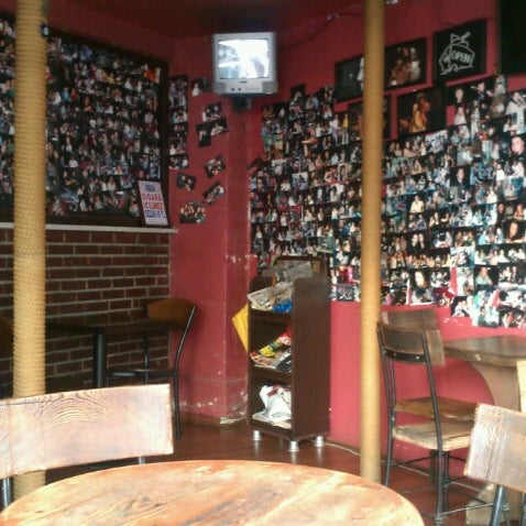 รูปภาพถ่ายที่ Rock Pub Moda โดย Edward L. เมื่อ 8/20/2012