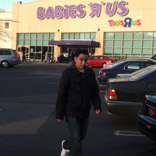 Photo taken at Babies R Us by Laura-Peter C. on 3/10/2012