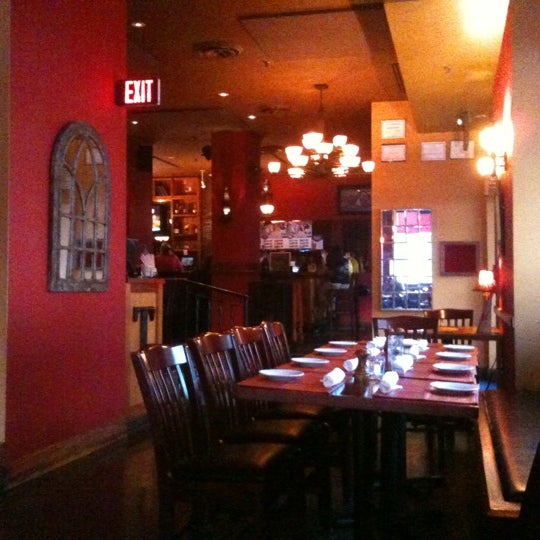 Photo prise au Trinity Restaurant Bar &amp; Lounge par Andreas W. le7/27/2012