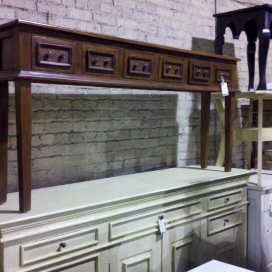 Foto tirada no(a) Nadeau - Furniture with a Soul por ALani A. em 3/20/2012