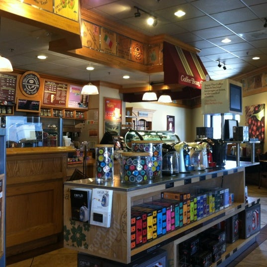Photo taken at The Coffee Bean &amp; Tea Leaf by 😜 Heather S. on 8/13/2012