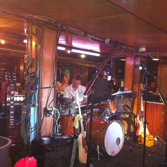 Foto diambil di Ocean Drive Bar &amp; Restaurant oleh Tom M. pada 6/2/2012