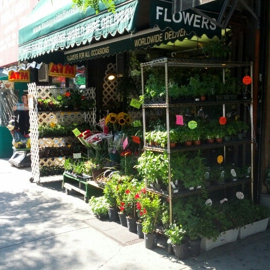 รูปภาพถ่ายที่ Sunnyside Florist โดย Greg W. เมื่อ 6/16/2012