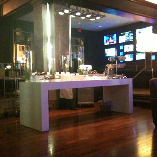 รูปภาพถ่ายที่ CLEAR Bar &amp; Lounge โดย Jay S. เมื่อ 7/1/2012