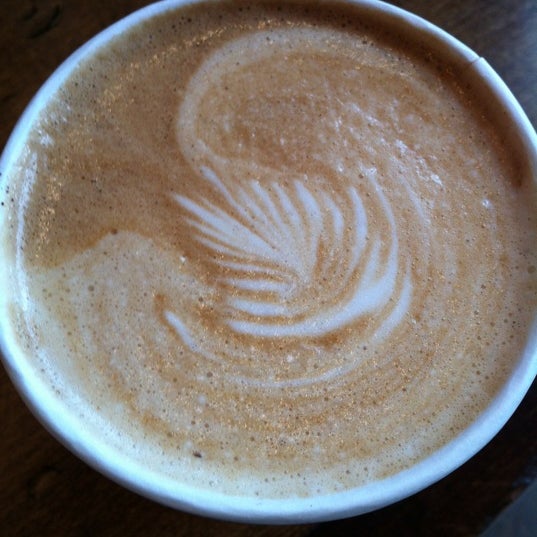 รูปภาพถ่ายที่ Heine Brothers&#39; Coffee โดย Lauren S. เมื่อ 5/1/2012