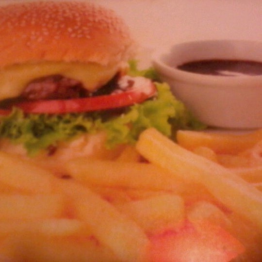 Photo taken at Fred Burguer-Grill by Casal Gourmet on 9/2/2012
