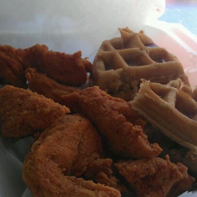 4/17/2012 tarihinde Sugar J.ziyaretçi tarafından Doug E&#39;s Chicken &amp; Waffles'de çekilen fotoğraf