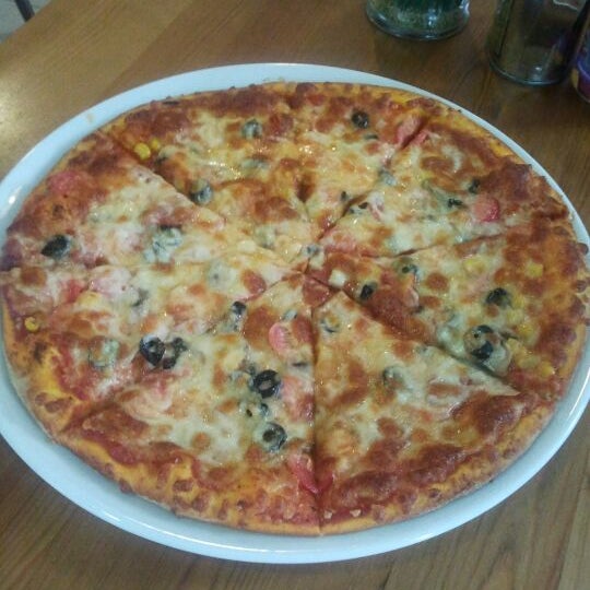 Foto diambil di Bronzo Pizza oleh Bulent T. pada 5/30/2012