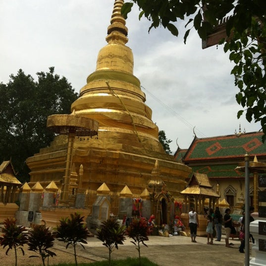 Photo taken at Wat Phra That Sadet by Karniiz P. on 7/14/2012