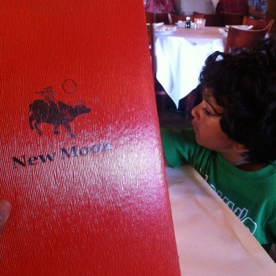 6/12/2012 tarihinde anirguziyaretçi tarafından New Moon Restaurant'de çekilen fotoğraf