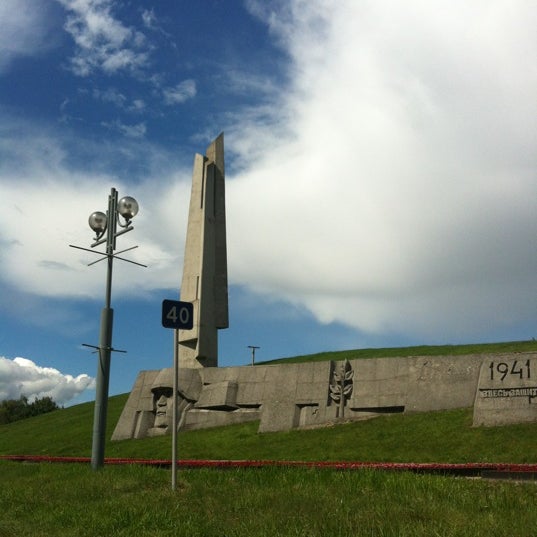 штыки череповец памятник. памятник череповецкие штыки. обелиск воинской славы череповец. обелиск воинской славы череповец. мемориал воинской славы череповец.