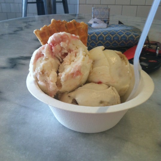 Снимок сделан в Jeni&#39;s Splendid Ice Creams пользователем Heather R. 3/20/2012