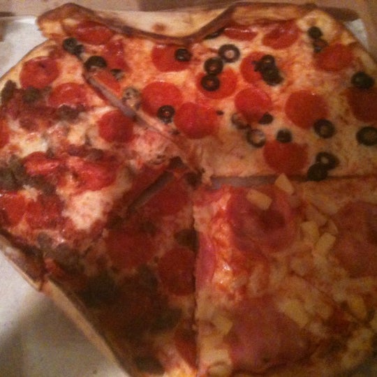 Снимок сделан в Mamma&#39;s Brick Oven Pizza пользователем Justin F. 3/6/2012