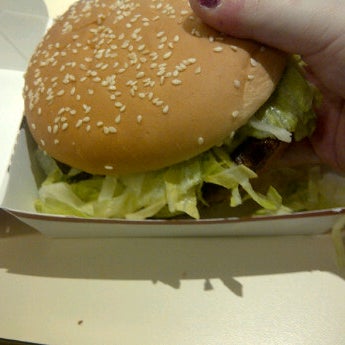 รูปภาพถ่ายที่ McDonald&#39;s โดย Danii K. เมื่อ 4/21/2012