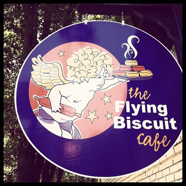 รูปภาพถ่ายที่ The Flying Biscuit Cafe โดย Rane M. เมื่อ 5/27/2012