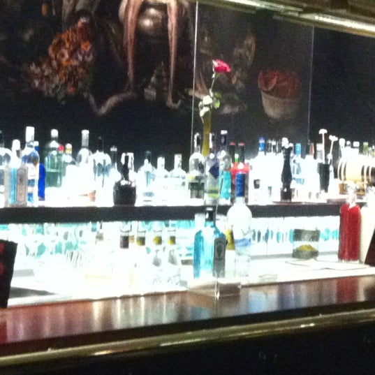 รูปภาพถ่ายที่ DRY Martini Bar โดย Lucia S. เมื่อ 4/26/2012