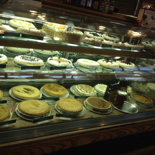 8/30/2012 tarihinde Janelle E.ziyaretçi tarafından Shari&#39;s Cafe and Pies'de çekilen fotoğraf