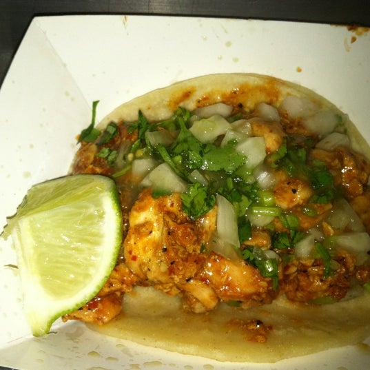 6/4/2012 tarihinde Davidziyaretçi tarafından Don Chow Tacos'de çekilen fotoğraf