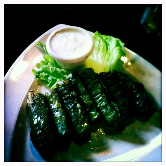 Foto tirada no(a) Nadim’s Downtown Mediterranean Grill por Julie L. em 5/21/2012