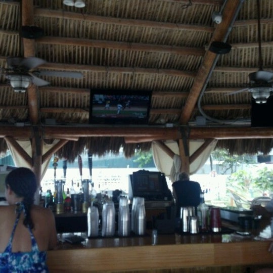 Foto diambil di Bamboo Beach Tiki Bar &amp; Cafe oleh Seth S. pada 6/21/2012