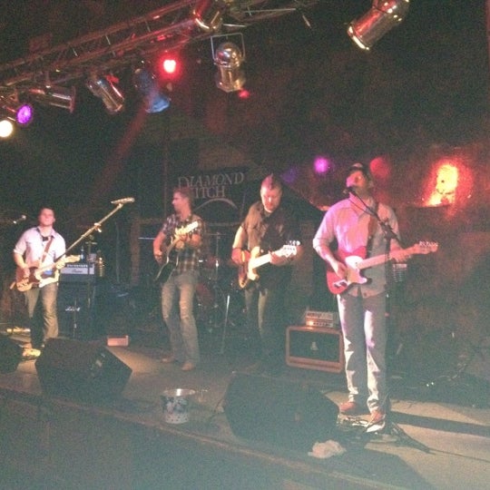 Photo prise au Throwdown Rock Bar par Douglas P. le7/5/2012