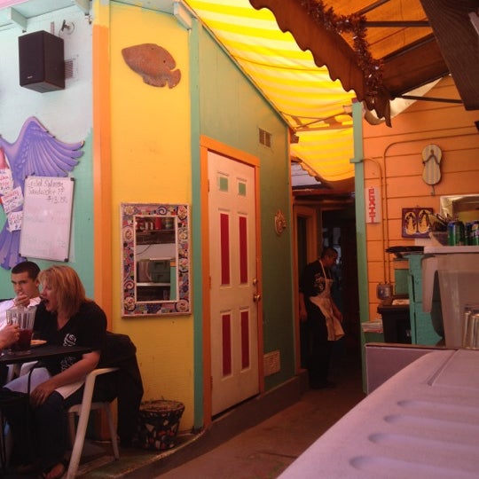 รูปภาพถ่ายที่ Primo Patio Cafe โดย Michelle E. เมื่อ 5/5/2012