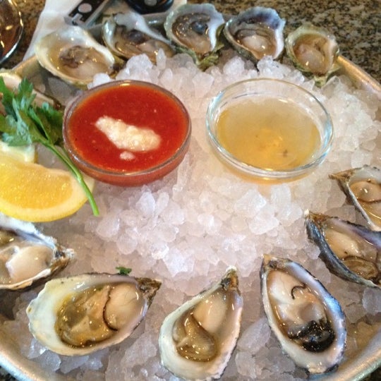 Photo taken at Banks&#39; Seafood Kitchen &amp; Raw Bar by Jimmer S. on 6/14/2012