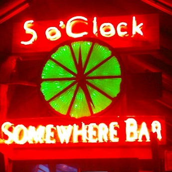 Foto diambil di 5 O&#39;Clock Somewhere oleh Sigourney H. pada 5/23/2012