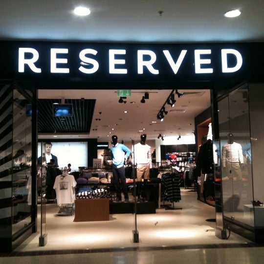 Как сейчас называется магазин резервед. Reserved. Магазин одежды reserved. Бренд reserved. Как сейчас называется магазин резервед.