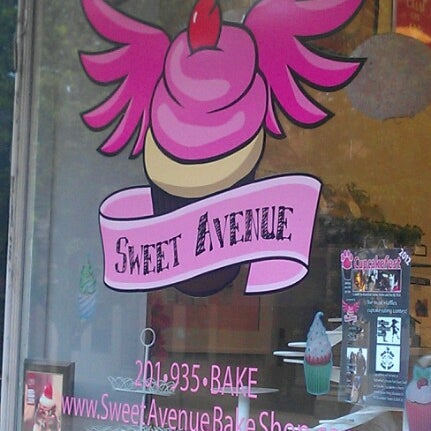 Foto diambil di Sweet Avenue Bake Shop oleh Cynthia M. pada 6/23/2012