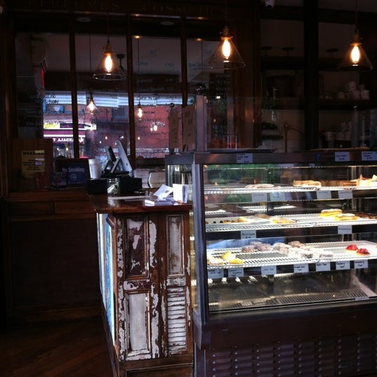 7/18/2012 tarihinde Shawn C.ziyaretçi tarafından Cafe Dada'de çekilen fotoğraf