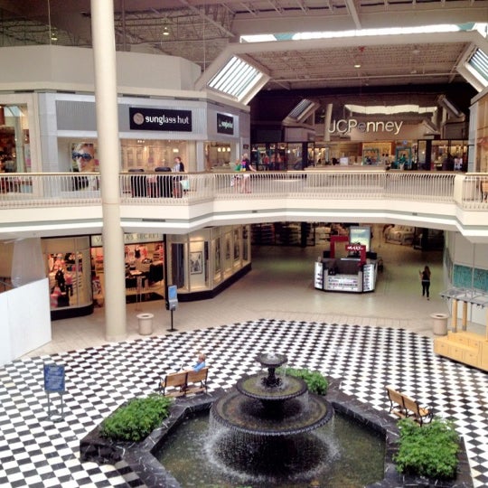 รูปภาพถ่ายที่ Valley View Mall โดย Kevin S. เมื่อ 4/17/2012