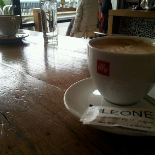 Foto tomada en Caffe Leone  por Oz R. el 5/25/2012