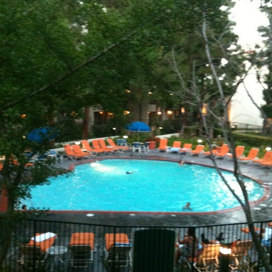 Das Foto wurde bei Howard Johnson Anaheim Hotel and Water Playground von Gerard D. am 5/19/2012 aufgenommen