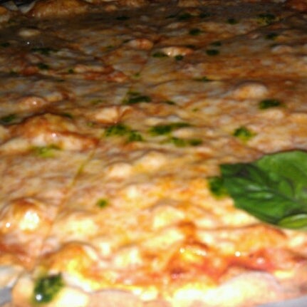 Снимок сделан в Nice Pizza пользователем Danielle C. 8/24/2012
