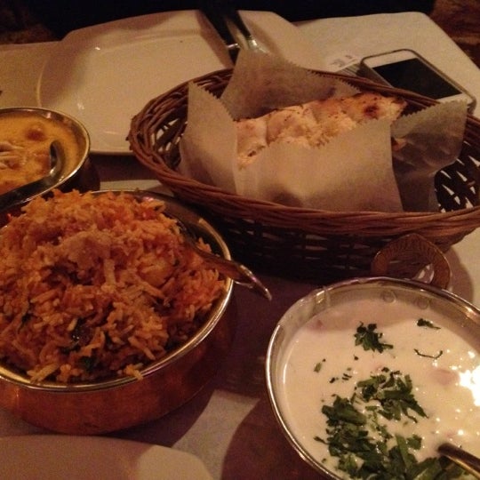 Foto scattata a Tiffin Indian Kitchen da Dheenu S. il 4/1/2012