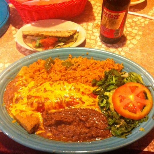 Foto diambil di El Chaparral Mexican Restaurant oleh Samuel O. pada 2/12/2012