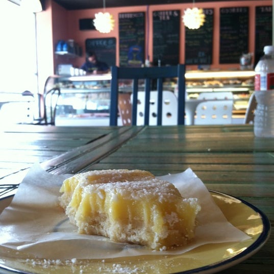 7/2/2012 tarihinde Annaziyaretçi tarafından 2tarts Bakery &amp; Catering'de çekilen fotoğraf