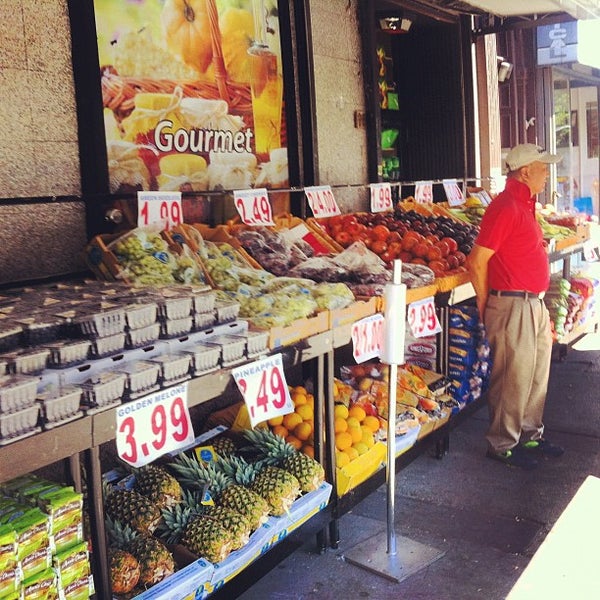7/6/2012 tarihinde Richard C.ziyaretçi tarafından Food Train Market'de çekilen fotoğraf