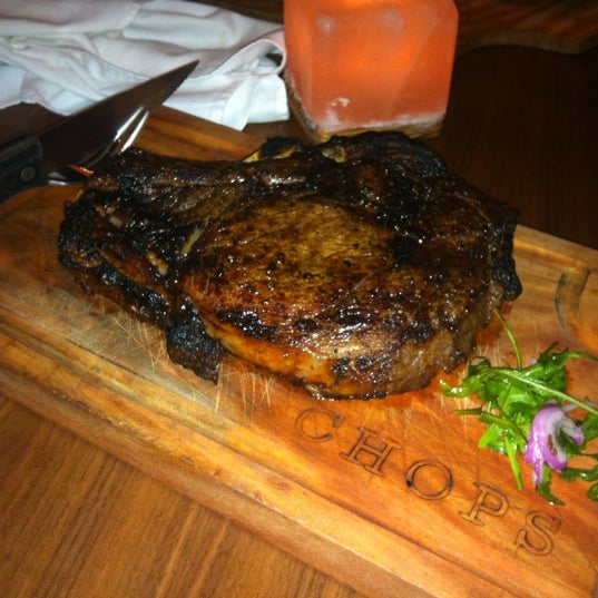 Foto tirada no(a) Chops Chicago Steakhouse por Kathi R. em 8/11/2012