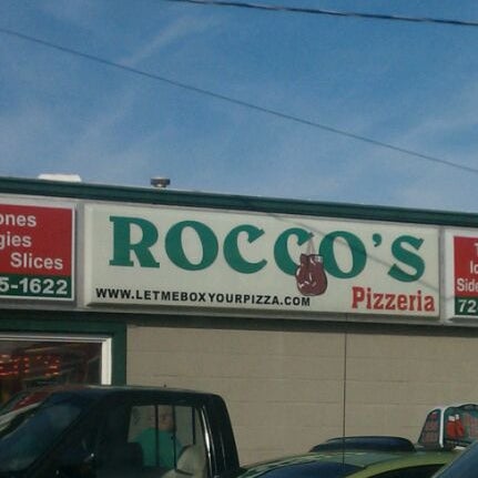 รูปภาพถ่ายที่ Rocco&#39;s Pizzeria โดย Robbie B. เมื่อ 4/5/2012